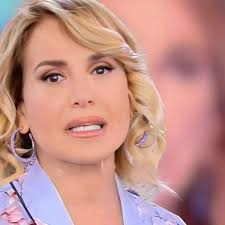Barbara D'Urso via da Mediaset: la conduttrice spiega cosa è successo su  Instagram
