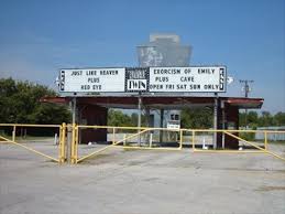 Within this enclosed area, customers can view movies from the privacy and comfort of their cars. Admiral Twin Drive In Tulsa Ok Drive In Movie Theaters On Waymarking Com