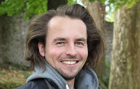 In the normal, active voice, the subject of the sentence acts upon an object: Neuer Personlicher Referent Von Prases Kurschus Evangelisch In Westfalen Ekvw