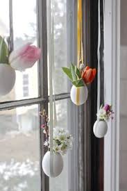 Schone Osterdeko Vasen Hangen An Dem Fenster Diy Osterschmuck Schone Osterdeko Ostern Deko