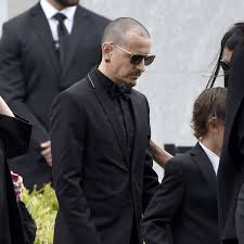 Linkin park ontstond in 1999 nadat zanger chester bennington zich aansloot bij de vijf leden van de rockgroep xero.deze band, bestaande uit drummer rob bourdon, gitarist brad delson, bassist dave farrell, dj joseph hahn en mc mike shinoda, was op zoek naar een zanger nadat mark wakefield de band had verlaten. Selbstmord Von Linkin Park Frontmann Todestag Von Chester Bennington War Kein Zufall Stars
