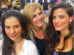 Όλα τα τελευταία νέα, φωτογραφίες, video και ειδήσεις. Koykles Deite Thn Mhtera Kai Thn Mikrh Adelfh Ths Entypwsiakhs Syntrofoy Toy Sakh Tanimanidh Xristinas Mpompa Zinapost Gr