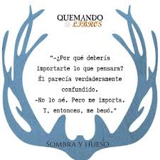 Como puedes observar, la trilogia sombra y hueso, es una historia fantástica increíble y que se ha convertido en una de las mas leídas de los últimos tiempos. Quemando Libros Quemandolibros En Instagram Libro Sombra Y Hueso Autor Leigh Bardugo Sombra Y Hueso Palabras Chidas Libros