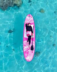 Bayangin kamu berdiri di atas paddle board, laut biru Sabang ...