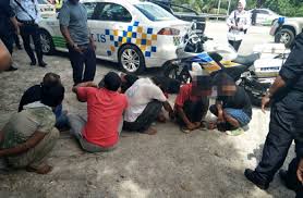 Anjing kencing di tayar kereta. Polis Tembak Tayar Pacuan Empat Roda