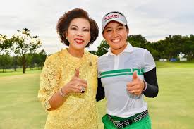 ถุงกอล์ฟของ โปรจีน อาฒยา ฐิติกุล นักกอล์ฟสาวดาวรุ่งวัย 18 ปีจากราชบุรี ส่วนจะมีอะไรข้างในบ้างนั้น. à¸­à¸²à¸'à¸¢à¸² à¸ à¸• à¸ à¸¥ à¸‚à¸­à¸£ à¸šà¹ƒà¸Š à¸— à¸¡à¸Šà¸²à¸• à¸ à¸­à¸™à¸¥ à¸¢ à¹à¸­à¸¥à¸ž à¸ˆ à¹€à¸­