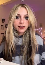 Billie Knowles's Instagram, Twitter & Facebook