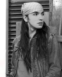 Supe quien soy al verme en tus ojos, no se lo digas a nadie, pero casi me  gusté.” . . . . . . #cuarentena #quarantine #city #apocalipsis #me #gay  #alone #photooftheday #