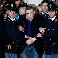 Camorra, gup di napoli ha assolto imprenditore considerato vicino al boss dei casalesi michele zagaria. Mafia Boss Michele Zagaria Tries To Throttle Himself After Tv Show S Paedophile Smear World The Times
