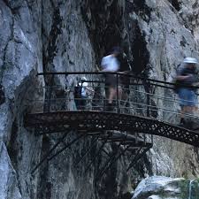 The official route on hiking maps shows it as the trail starting from osterfelderkopf near the top of the alpspitze cable car, then down the rinderscharte route into the valley, and finally through the höllentalklamm gorge, ending in the town of hammersbach. Wanderer Wird Im Hollental Von Stein Getotet Lkr Garmisch Partenkirchen