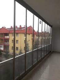 Balkon camları toplanma yerlerine açıldıktan sonra dışa gelen kısım temizlenir kapatılıp içe gelen kısım temizlenir. Isi Camli Balkon Sistemleri Zeybek Cam Balkon Konya
