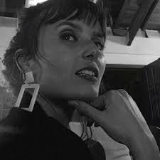 Demarcando territórios desde 1982. Flagra urinário da menina que mora  comigo :@psiflamartins