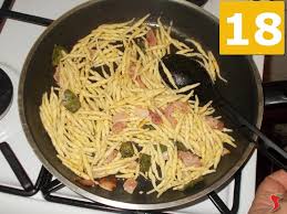 See what burro e salvia, pastificio (burroesalviapas) has discovered on pinterest, the world's biggest collection of ideas. Pasta Burro E Salvia Pasta Ricetta Pasta Burro Salvia