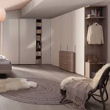 Grosser Kleiderschrank Gefunden Die Kombination Aus Zwei Schranken Ist Zu Einer Eckvariante Zusammengefugt Und Luxusschlafzimmer Schrank Schlafzimmer Schrank