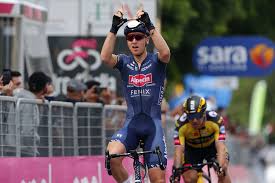 Na een bewogen rit was tim merlier de snelste in pontivy in een massasprint voor jasper philipsen en nacer bouhanni. Merlier Sprints To Stage Two Victory At Giro D Italia
