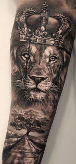 Pin De Chloe Bell Em Tats Tatuagens De Leao Tatuagem De Leao No Braco Tatuagem De Leao Tribal A popularidade da tatuagem no peito masculina esta crescendo cada vez mais, o que se apoia em uma serie de fatores. pin de chloe bell em tats tatuagens