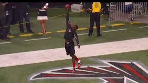 Julio jones is a ridiculously talented and athletic human being and that was never more apparent than with this catch he made in the fourth quarter. Julio Jones One Hand Insane Catch Youtube