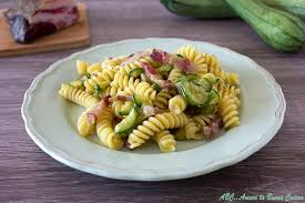 Tagliare il guanciale a pezzetti piccoli e passare in padella fino a che diventano croccanti. Pasta Con Gorgonzola Zucchine E Guanciale