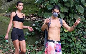 Look bruna marquezine bruna marquezine fotos vestidos cintilantes sasha meneghel saltos pretos manu gavassi juliana paes mulheres brasileiras alexandre vauthier. Did They Take Up The Courtship Bruna Marquezine And Enzo Celulari Go Hiking In Rio Entertainment Prime Time Zone