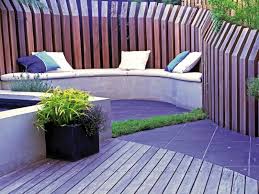 Sichtschutzzaun Im Garten Balken Modern Design Sitzbank Polster Holz Steinterrassen Gartenmauer Urban Garden Design