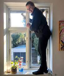 Uzun süredir evde temizlik yapmadığını belirttiği fotoğrafında başbakan mette frederiksen, cam sildiği bir fotoğrafı paylaştı. Danimarka Basbakani Ndan Hafta Sonu Ev Temizligi Paylasimi Boldmedya