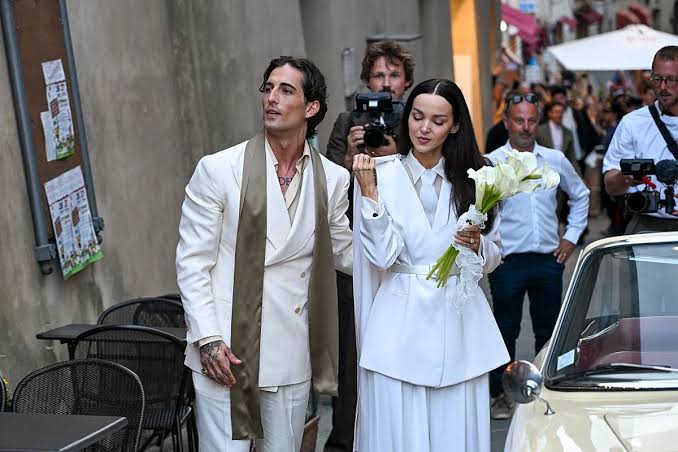 Ni vestido de novia ni traje clásico: Dove Cameron y Damiano David, de  Måneskin, se casan en la Toscana y celebran en una exclusiva finca de 2.000  hectáreas entre viñedos
