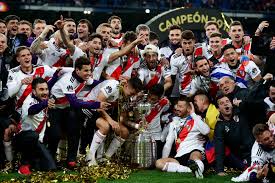 A river le cabe el triste honor de que la final emigre a europa por un incidente ocurrido en un partido de local, en las adyacencias de su estadio y protagonizado por sus hinchas (lo cual nunca puso en duda). River Plate Gewinnt Die Copa Libertadores Watson