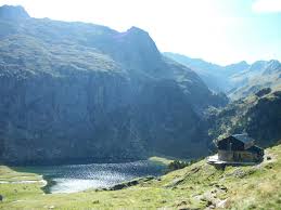 Le lac d'oo et sa grande cascade haute de 275m est une des attractions pour les marcheurs. Refuge D Espingo Wikipedia