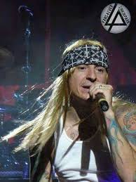 Chester Bennington Looking Like Axle Rose Lead Singer Of Guns And Roses Melhor Amigo