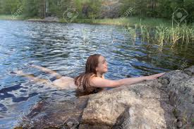 Mädchen Nackt Im Wasser In Der Nähe Der Ufer Des Sees Lizenzfreie Fotos,  Bilder Und Stock Fotografie. Image 30851945.