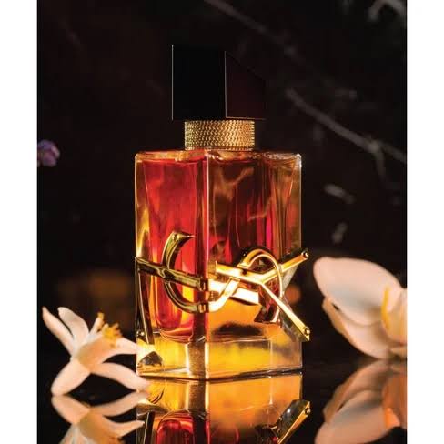 Libre Le Parfum es uno de los mejores perfumes de ysl para mujer
