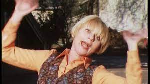 Mais quand le diable, qu'est un bon diable me tire par les pieds, ça me grattouille, ça me chatouille, ça me donne des idées. Annie Cordy La Bonne Du Cure 1975 Youtube