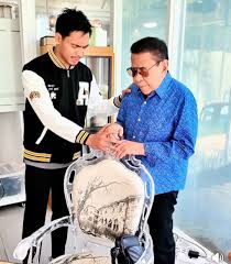 Eman Pacquiao binigyan ng 500,000 pesos ni Chavit Singson sa kanilang  pagpunta sa kanyang bahay. Ang bait din talaga ni Chavit Singson.  #EmanPacquiao #ChavitSingson #ShowbizUpdate