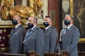 W tym roku obchodzimy sto drugą rocznicę jej powstania i jak co roku, dzień ten upamiętniany jest uroczystą zbiórką, która z uwagi na pandemię koronawirusa, drugi raz z rzędu miała skromniejszy charakter i ograniczoną liczbę zaproszonych gości. Swieto Sandomierskiej Policji Diecezja Sandomierska