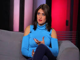 أما الفريضة فيلزمه أن يصلي مع المسلمين في المسجد، وليس له أن يصلي في بيته لا مع أهله ولا مع غيرهم، يجب على المؤمن أن يصلي مع الناس في بيوت الله ؛ لقول النبي ﷺ: Ù‡ÙŠØ¯ÙŠ ÙƒØ±Ù… ØªØ«ÙˆØ± Ø¶Ø¯ ØªØ¹Ø¯Ø¯ Ø§Ù„Ø²ÙˆØ¬Ø§Øª ÙÙŠ Ø§Ù„Ø²ÙˆØ¬Ø© 18 Ù…ØµØ±Ø§ÙˆÙ‰
