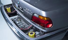 Der fahrersitz ist ausgebaut, der pilot sitzt eingepfercht tief unten im bereich der rücksitze. Bmw 750 Il Aus James Bond Autozeitung De