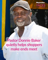 Man pays for elderly lady's and stranger's groceries