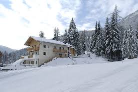 Le montagne dell'alta badia sono lì, a stringere idealmente in un abbraccio gli appartamenti plaön a la villa. Chalet Susi Appartamenti La Villa Alta Badia Appartamenti Alta Badia Appartamenti Dolomiti Appartamenti Alto Adige La Villa