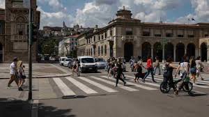 Nel video della canzone, i due comici impersonano una coppia divisa dalle misure di contenimento decise dal governo. Page 31 Ck12 Giornale