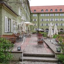 Du suchst eine wohnung für einen bestimmten zeitraum in münchen? Munich Germany Munchen Deutschland Moosach Wohnsiedlung Borstei Cafe Im Ladenhof Mit Flotenspieler Von Otto Hoh Wohnen Munchen Deutschland Siedlung