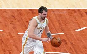 Luka doncic is a slovenian professional basketball player who plays for the dallas mavericks of the national basketball association (nba) and the slovenian national team. Nba Dallas Mavericks Schlagen Cavaliers Luka Doncic Fliegt Vom Feld