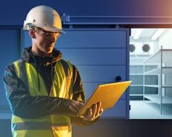 Imagem de Técnico instalando uma câmara frigorífica