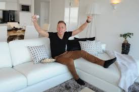 Amint a lap munkatársa a helyszínen rákérdezett egy a hídfőnél dolgozó árusnál, a forgalom is leállt a bajba jutott dzsudzsák miatt. Dzsudzsak Balazs Okozott Dugot A Lanchidon