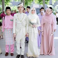Pakaian adalah simbol budaya yang menandai perkembangan, akulturasi, dan kekhasan budaya. Intip Ciri Khas Baju Pengantin Pria Melayu Wedding Market