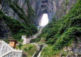Poarta raiului este o zona de o frumusete deosebita, situata intre varfurile sureanu, patru si canciu, descrisa in povestirile lui de marele romancier mihail sadoveanu. Poarta Raiului Din Tianmen Shan China Foto Buna Ziua Iasi Bzi Ro