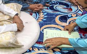 Lafaz taklik adalah lafaz talak taklik (talak tergantung) yang dibaca dan dilafazkan oleh suami selepas akad nikah dijalankan. Bernama Pkp Majlis Akad Nikah Di Perak Hanya Di Pejabat Agama Sahaja