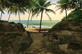 Pantai karang bolong berlokasi sekitar 50 km dari kota serang atau 140 km dari kota jakarta, sekitar 11 km ke arah selatan anyer atau sekitar 30 km utara labuan. Pesona Tebing Berlubang Khas Pantai Karang Bolong Indonesia Kaya