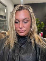 BLONDIE QUEEN 👸🏼 Would you believe me if I told you her natural hair is  almost black?? THE BLONDING PACKAGE Mini Partial Foil, teasy lights Gloss-  Redken SEQ 10P + 10VV + 9AA