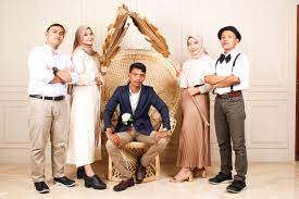 Biasanya flash dibungkus oleh soft box atau payung yang besar, agar menghasilkan cahaya yang soft, rata dan besar. Tema Buku Tahunan Casual Hijab Cara Golden