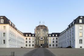 Der flughafen saarbrücken (scn) ist ein kleiner internationaler verkehrsflughafen etwa 15 km oder 20 autominuten vom stadtzentrum entfernt. Saarbrucker Schloss